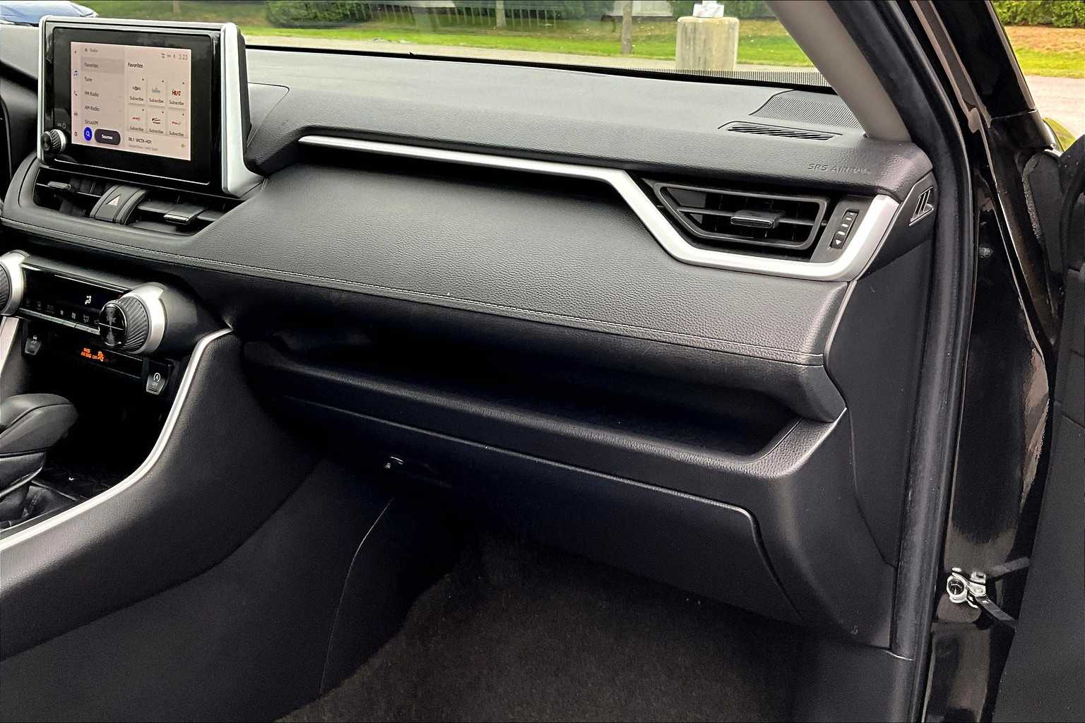 2023 Toyota RAV4 XLE - Photo 13