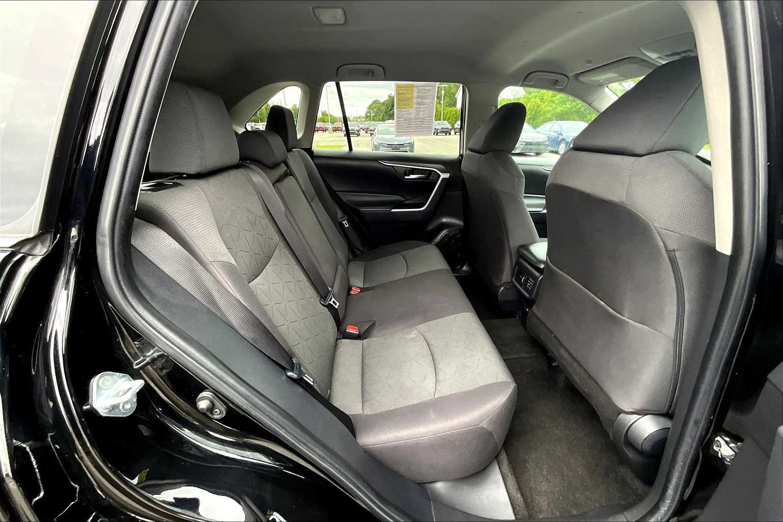 2023 Toyota RAV4 XLE - Photo 16