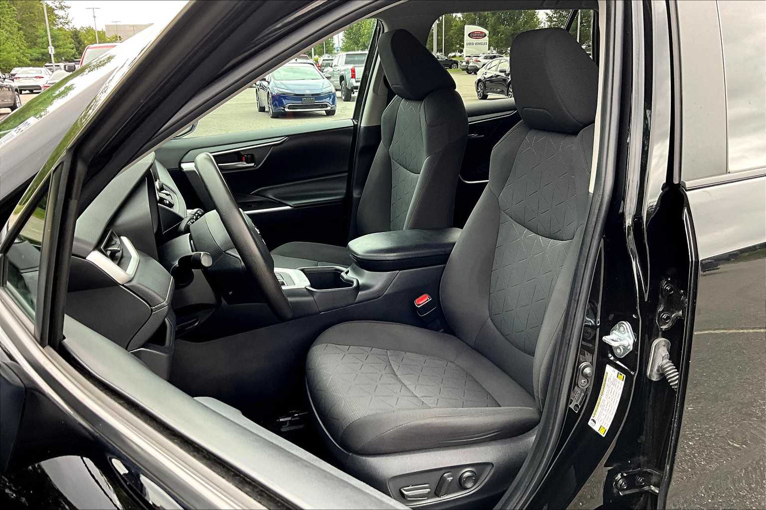 2023 Toyota RAV4 XLE - Photo 10