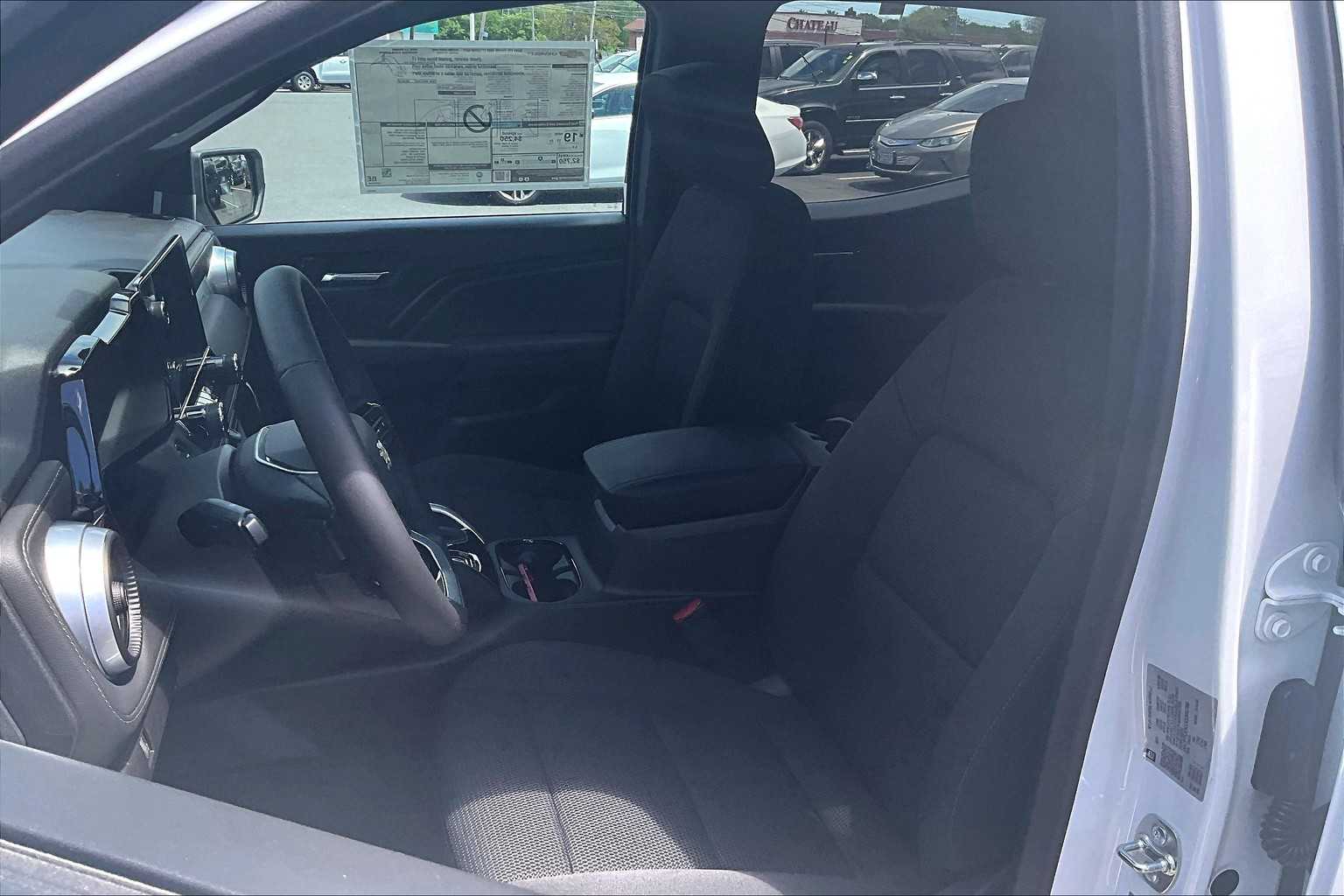 2025 Chevrolet Colorado 4WD LT - Photo 11