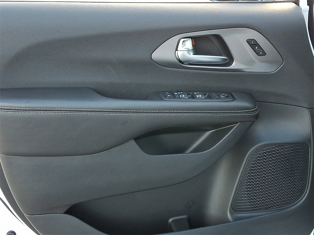 2026 Chrysler Pacifica Select - Photo 9
