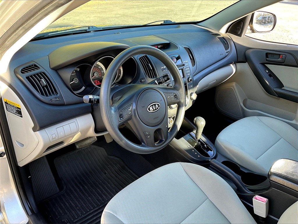 2010 Kia Forte EX - Photo 8