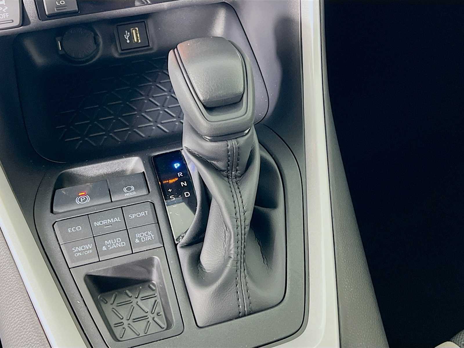 2025 Toyota RAV4 XLE - Photo 11