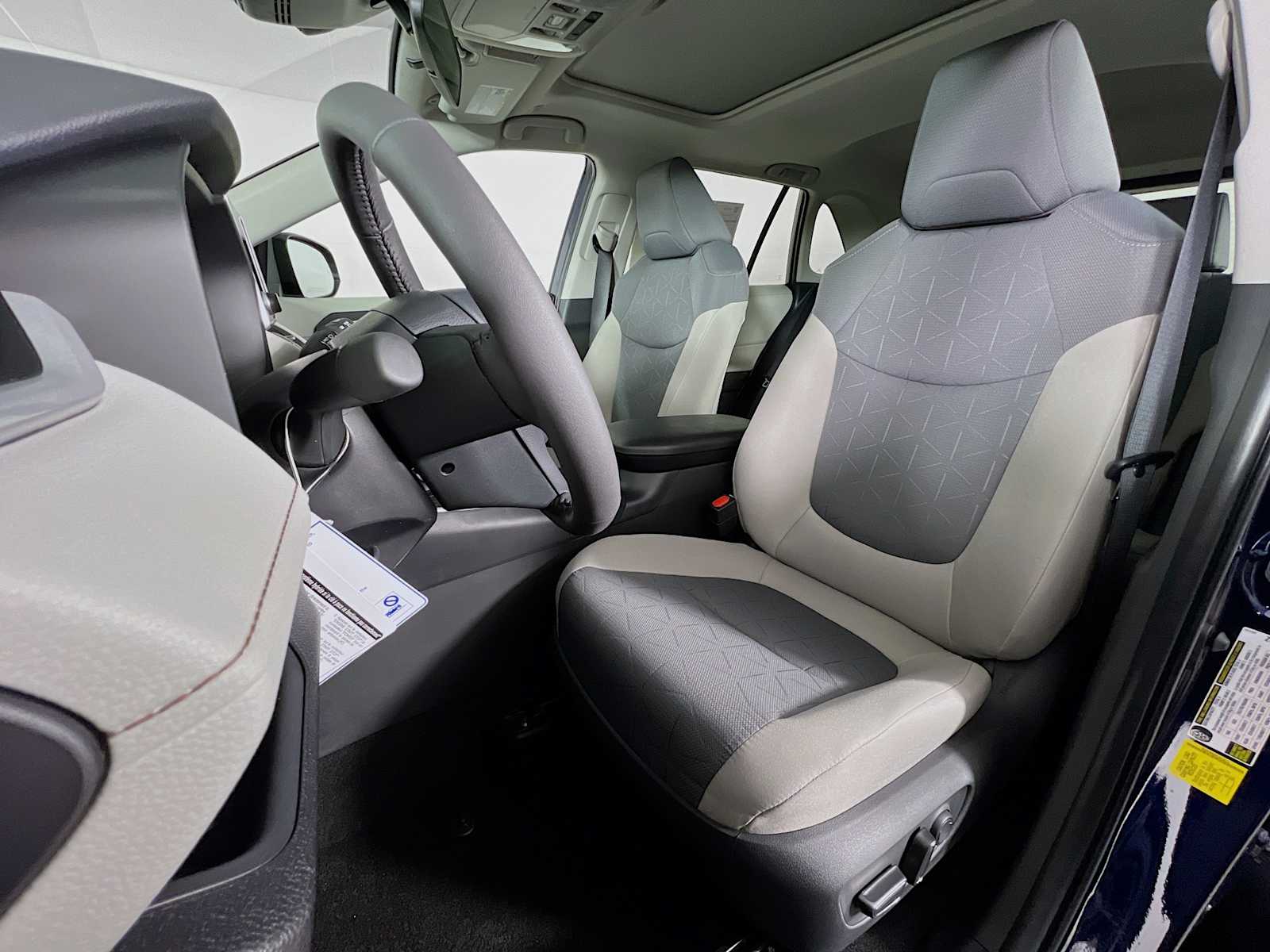 2025 Toyota RAV4 XLE - Photo 12