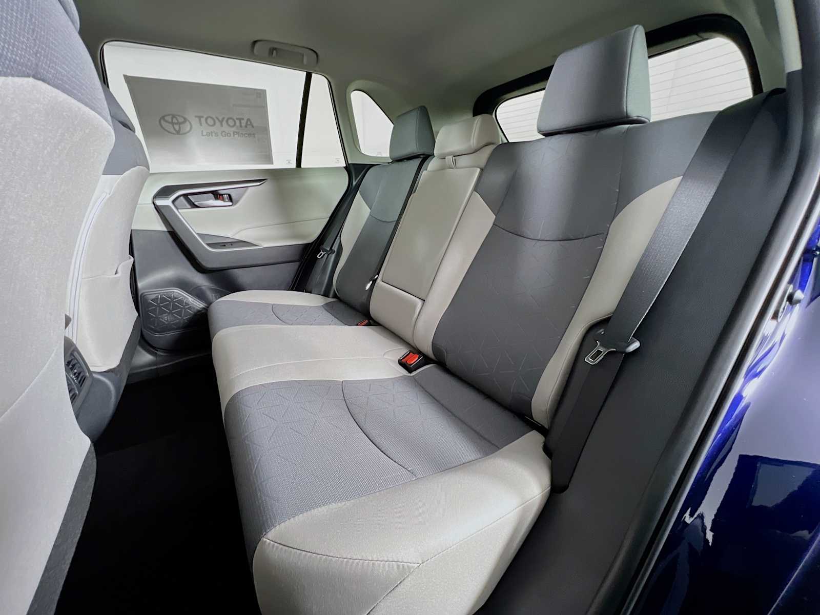 2025 Toyota RAV4 XLE - Photo 13