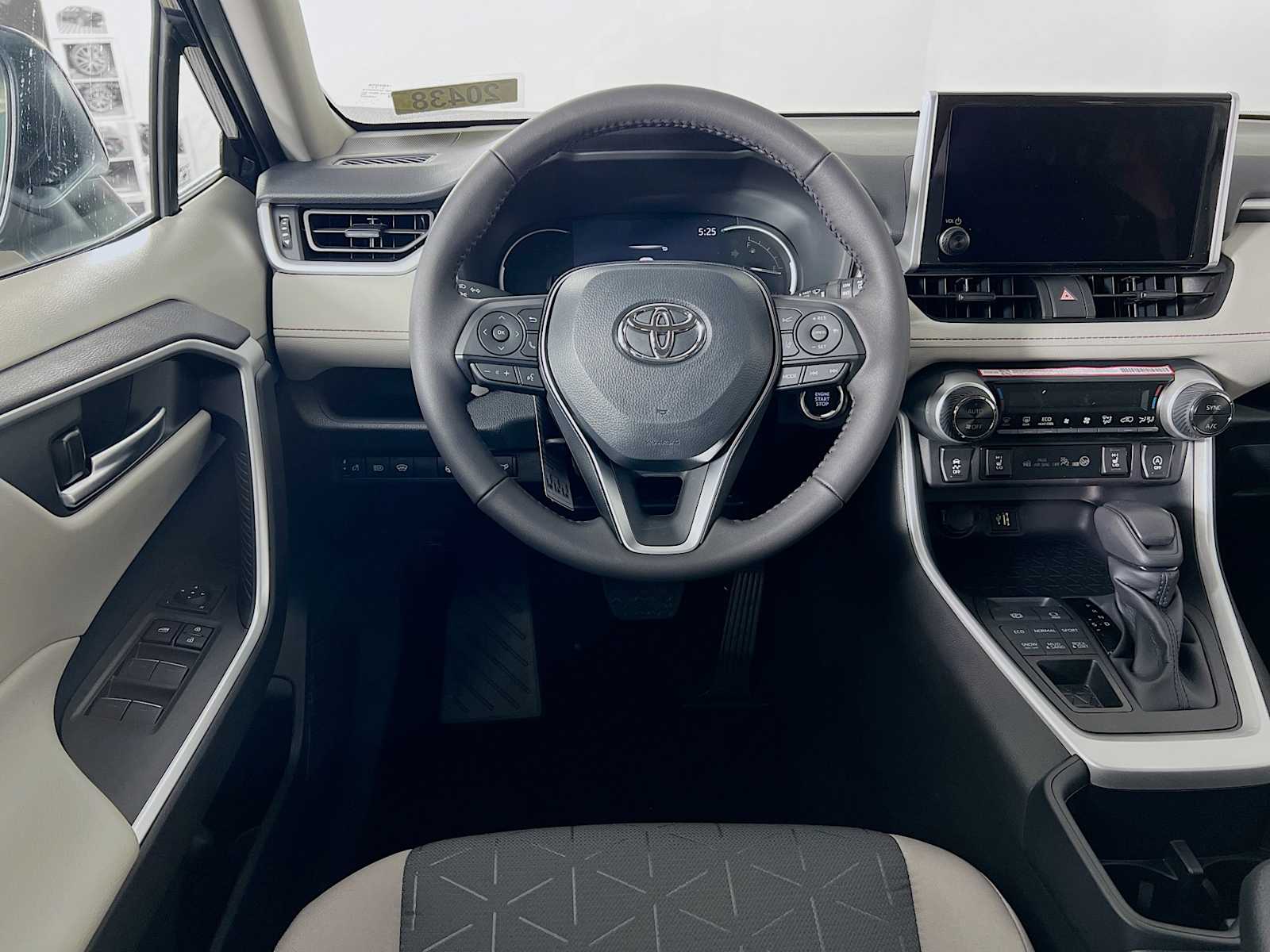 2025 Toyota RAV4 XLE - Photo 15