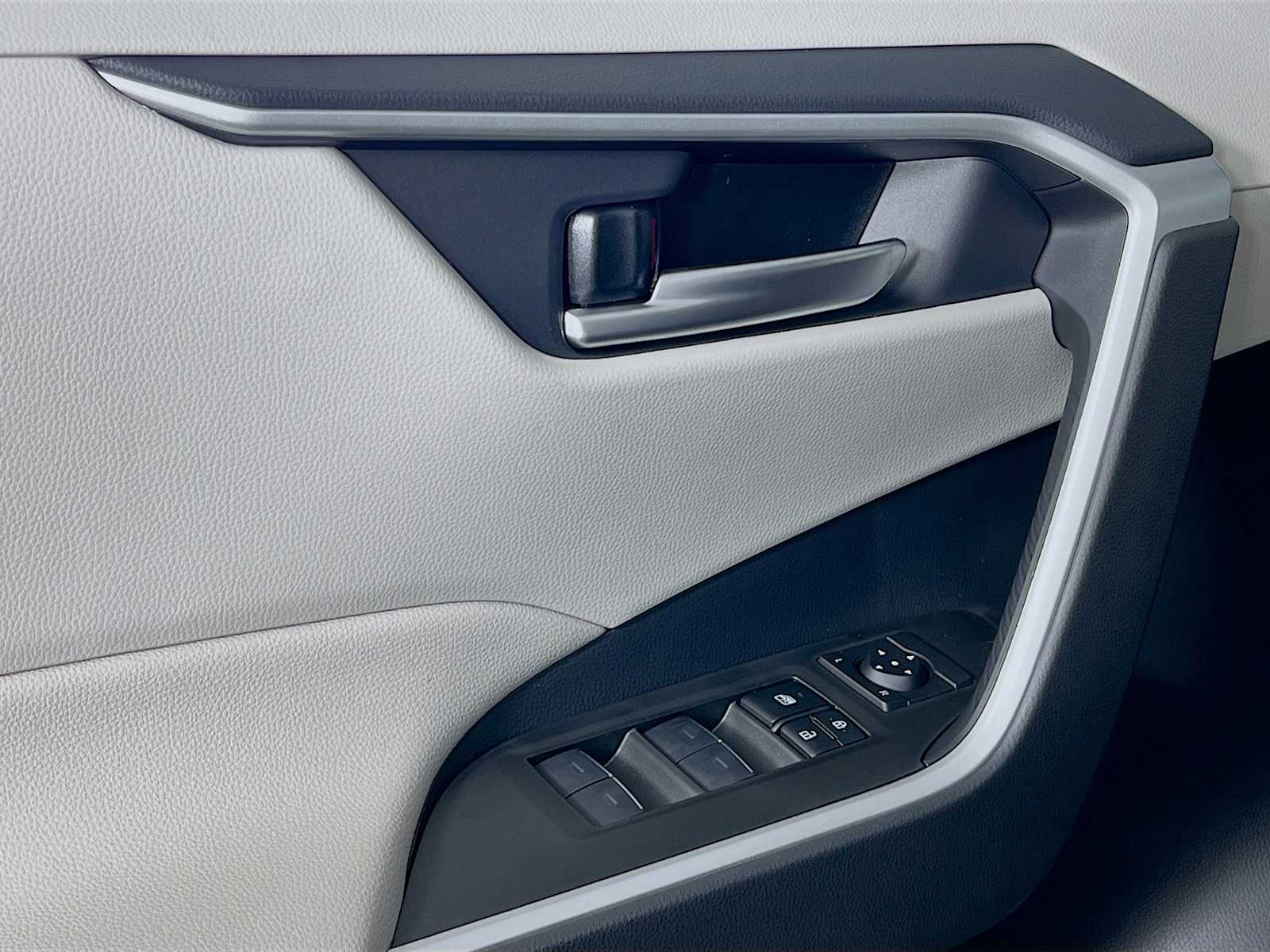 2025 Toyota RAV4 XLE - Photo 16