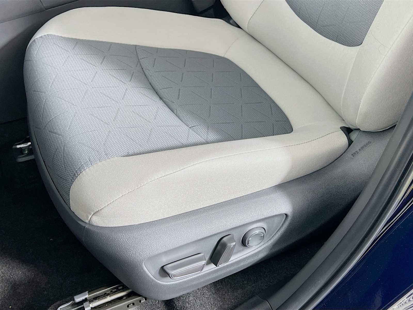 2025 Toyota RAV4 XLE - Photo 17