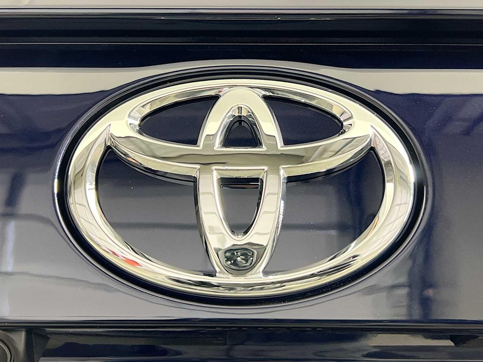 2025 Toyota RAV4 XLE - Photo 18