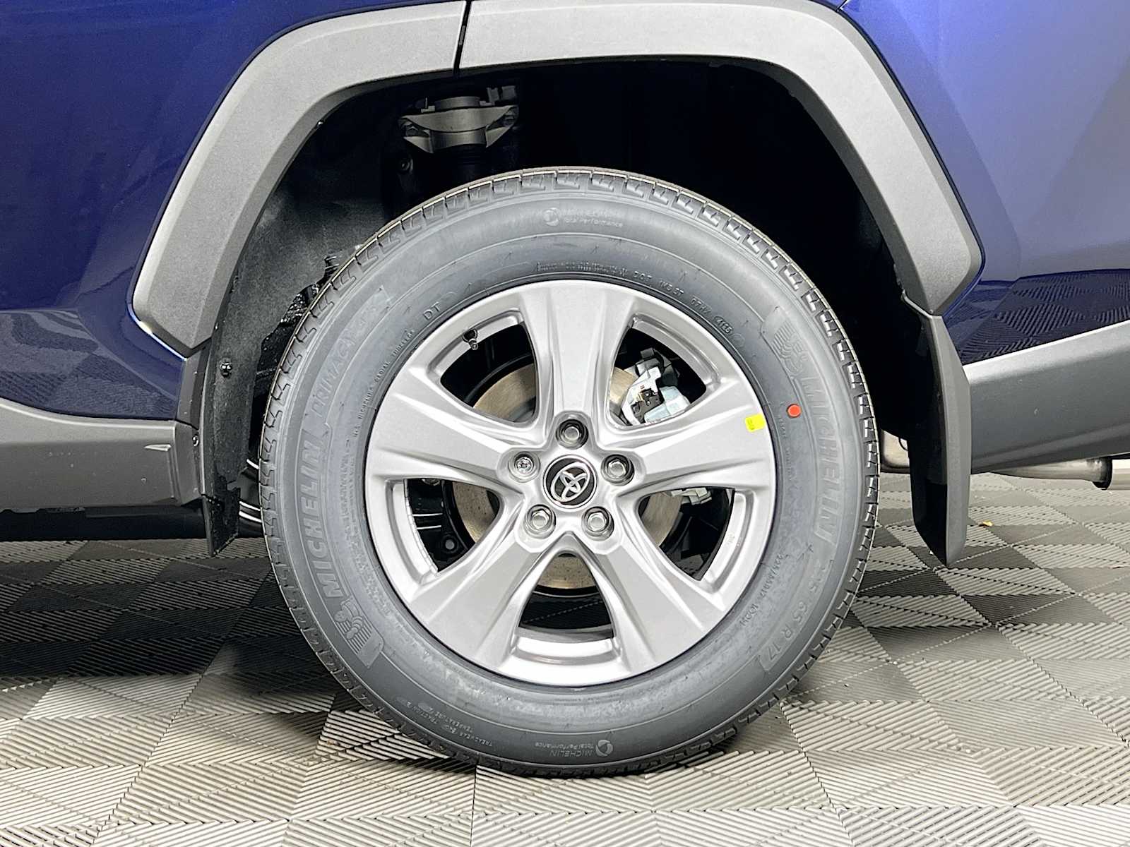 2025 Toyota RAV4 XLE - Photo 19