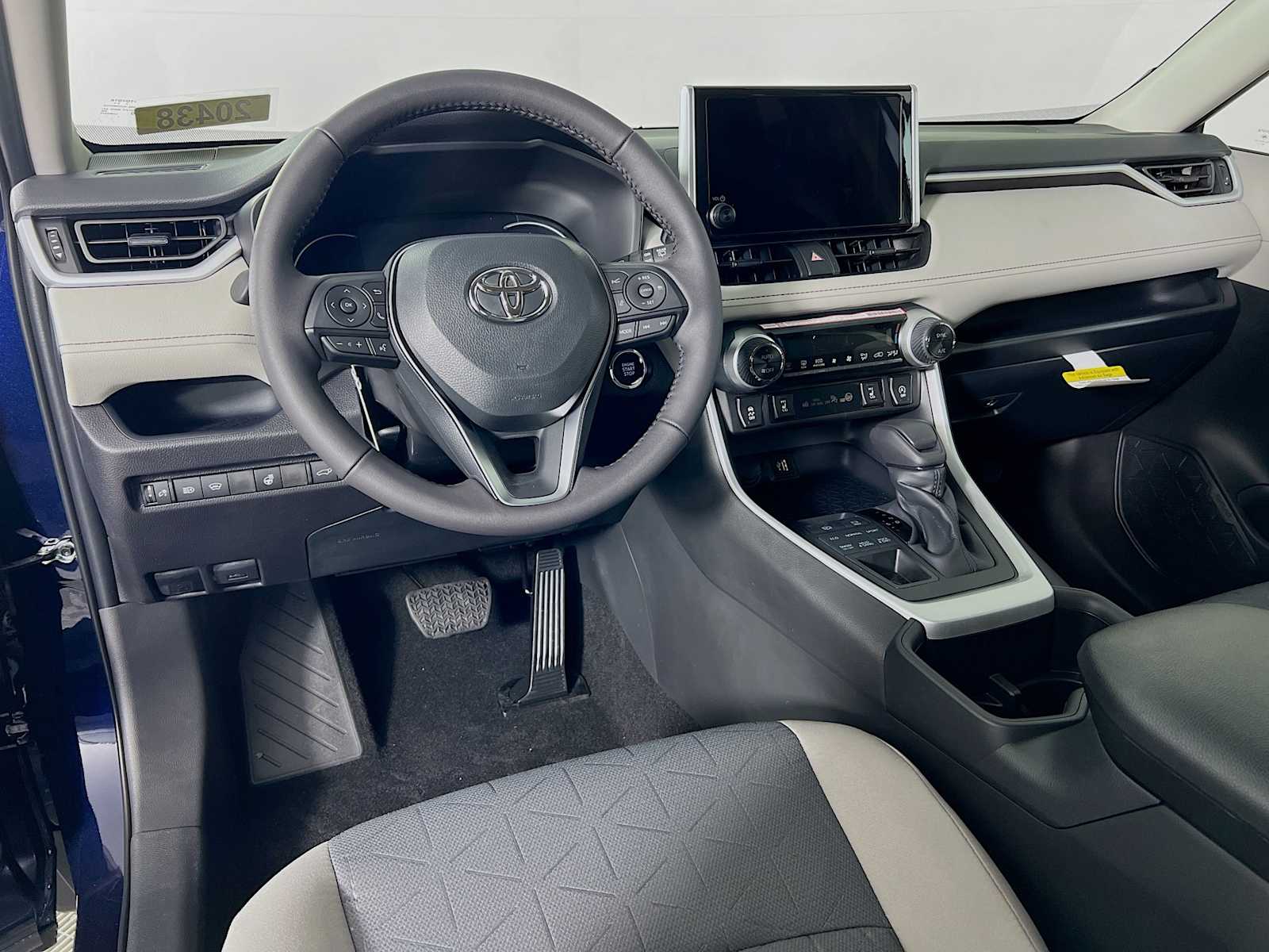 2025 Toyota RAV4 XLE - Photo 6