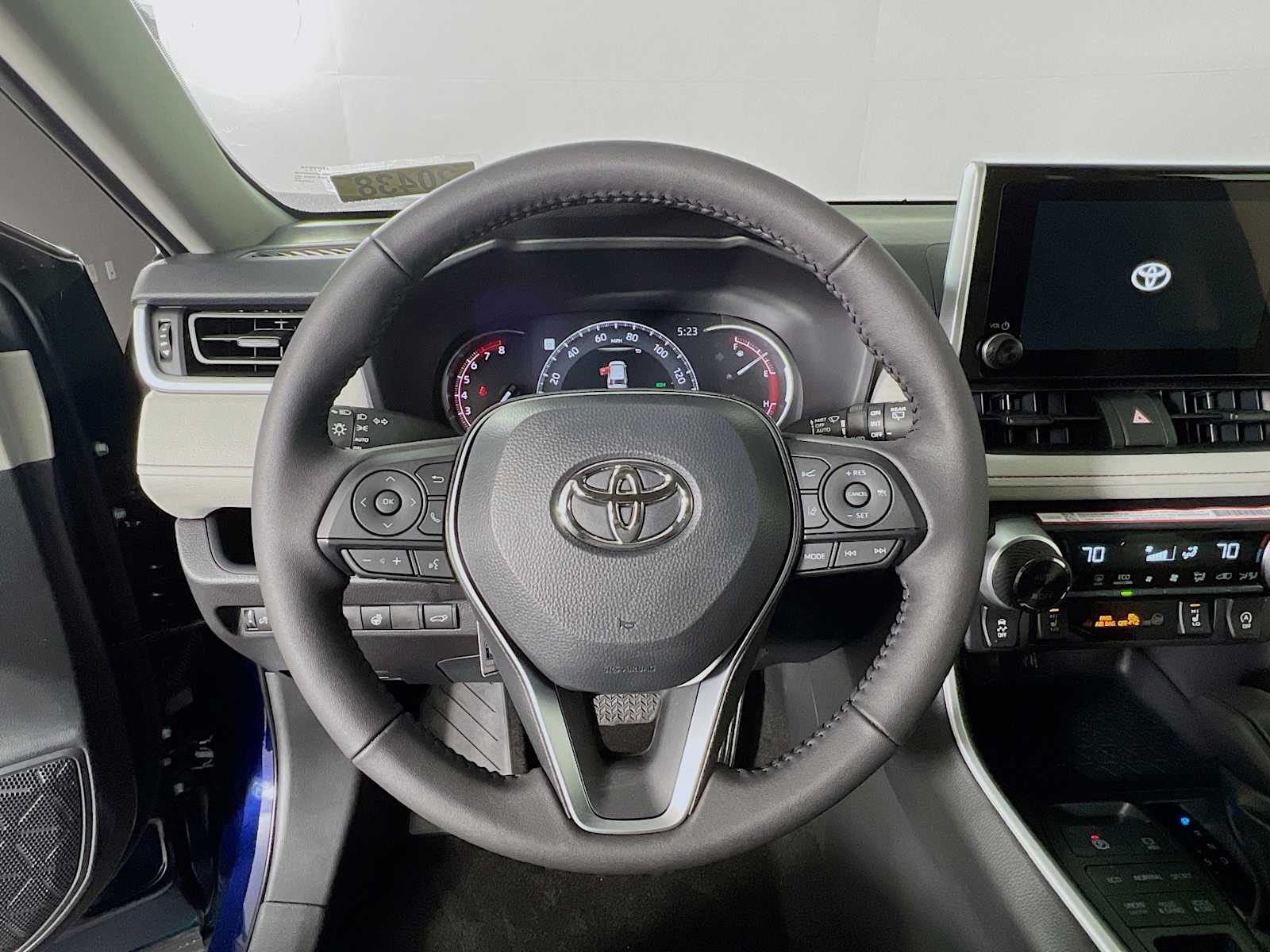 2025 Toyota RAV4 XLE - Photo 7