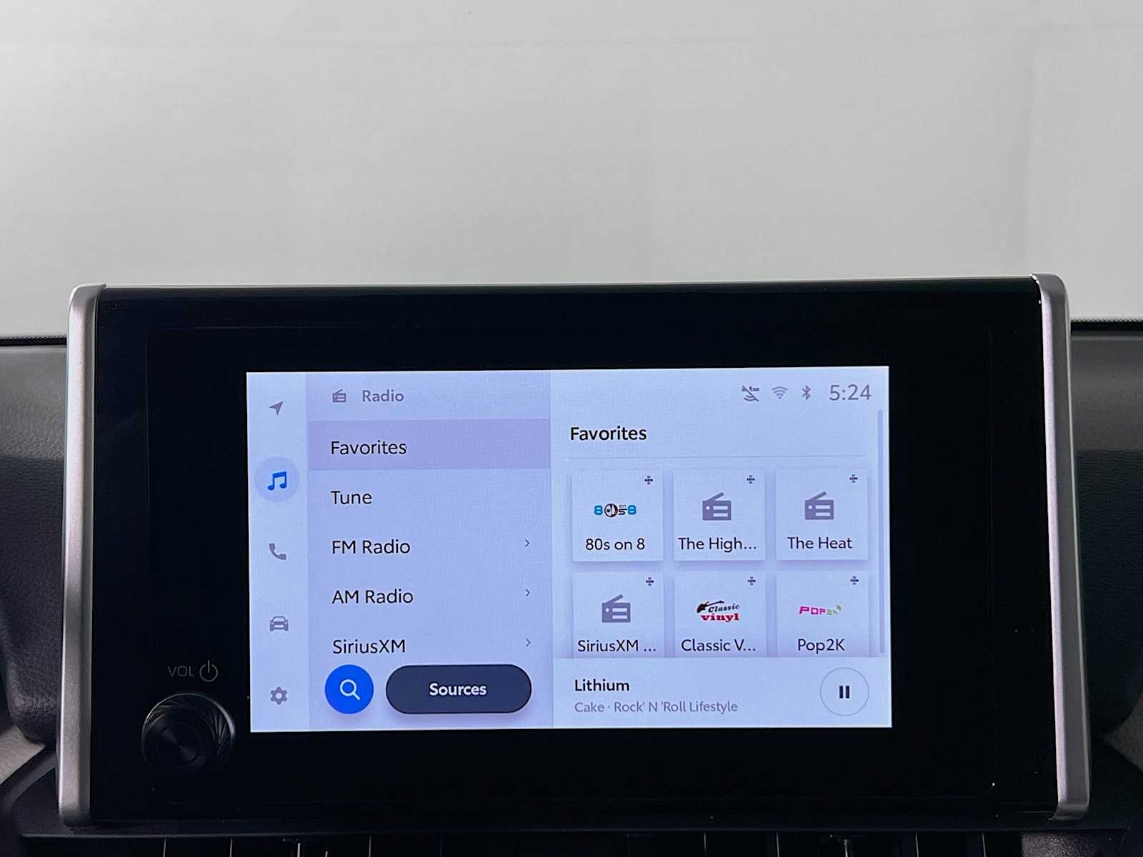 2025 Toyota RAV4 XLE - Photo 8