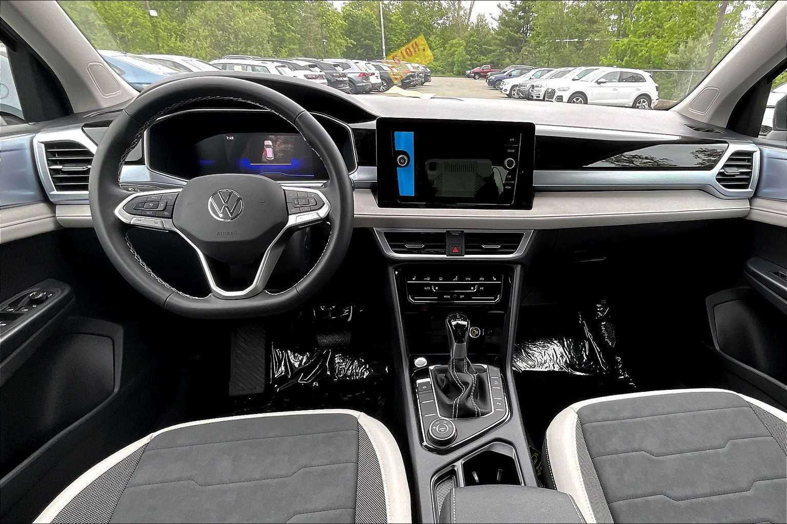 2025 Volkswagen Taos SE - Photo 12