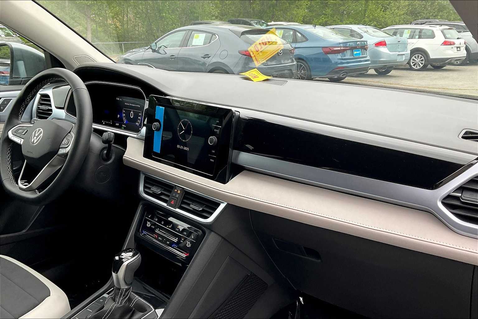 2025 Volkswagen Taos SE - Photo 10