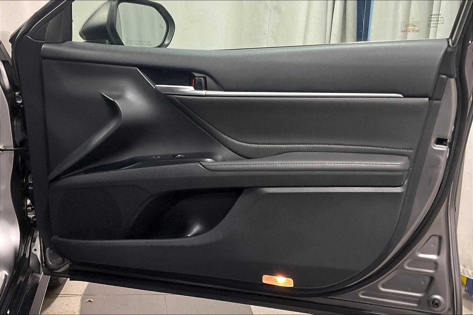 2018 Toyota Camry Hybrid XLE - Photo 12