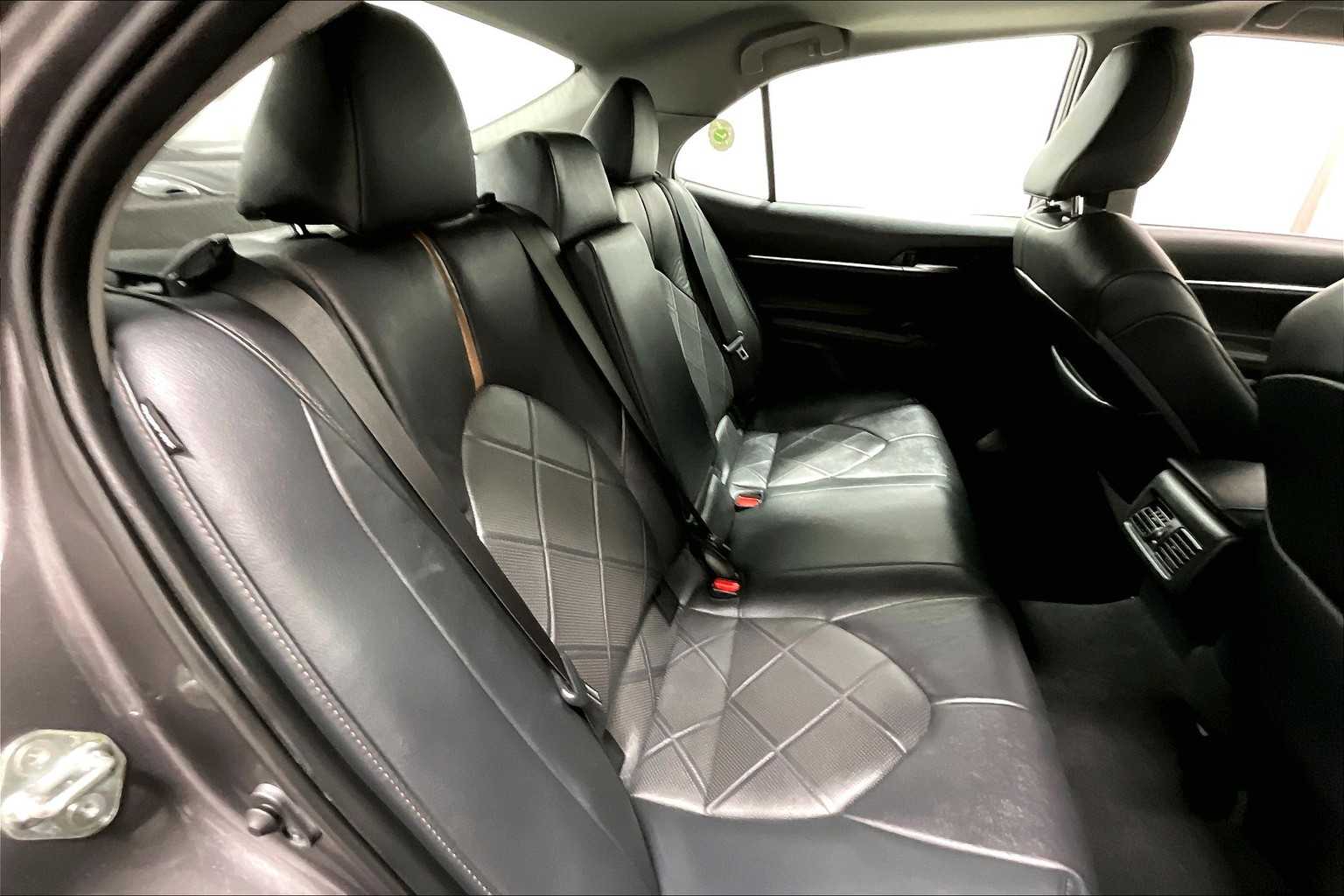2018 Toyota Camry Hybrid XLE - Photo 16