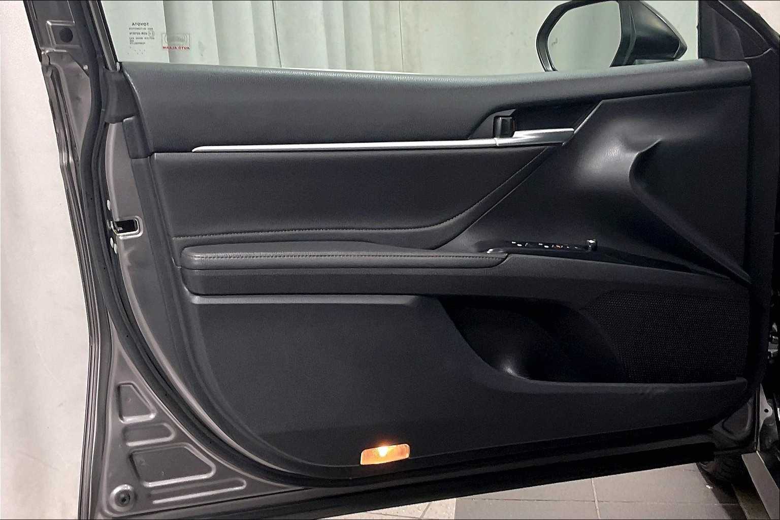 2018 Toyota Camry Hybrid XLE - Photo 9