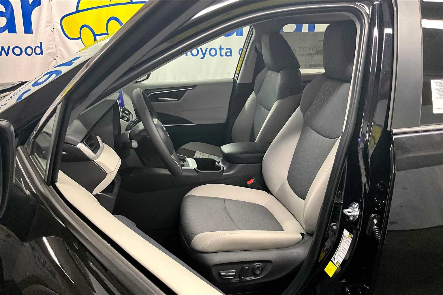2025 Toyota RAV4 XLE - Photo 11