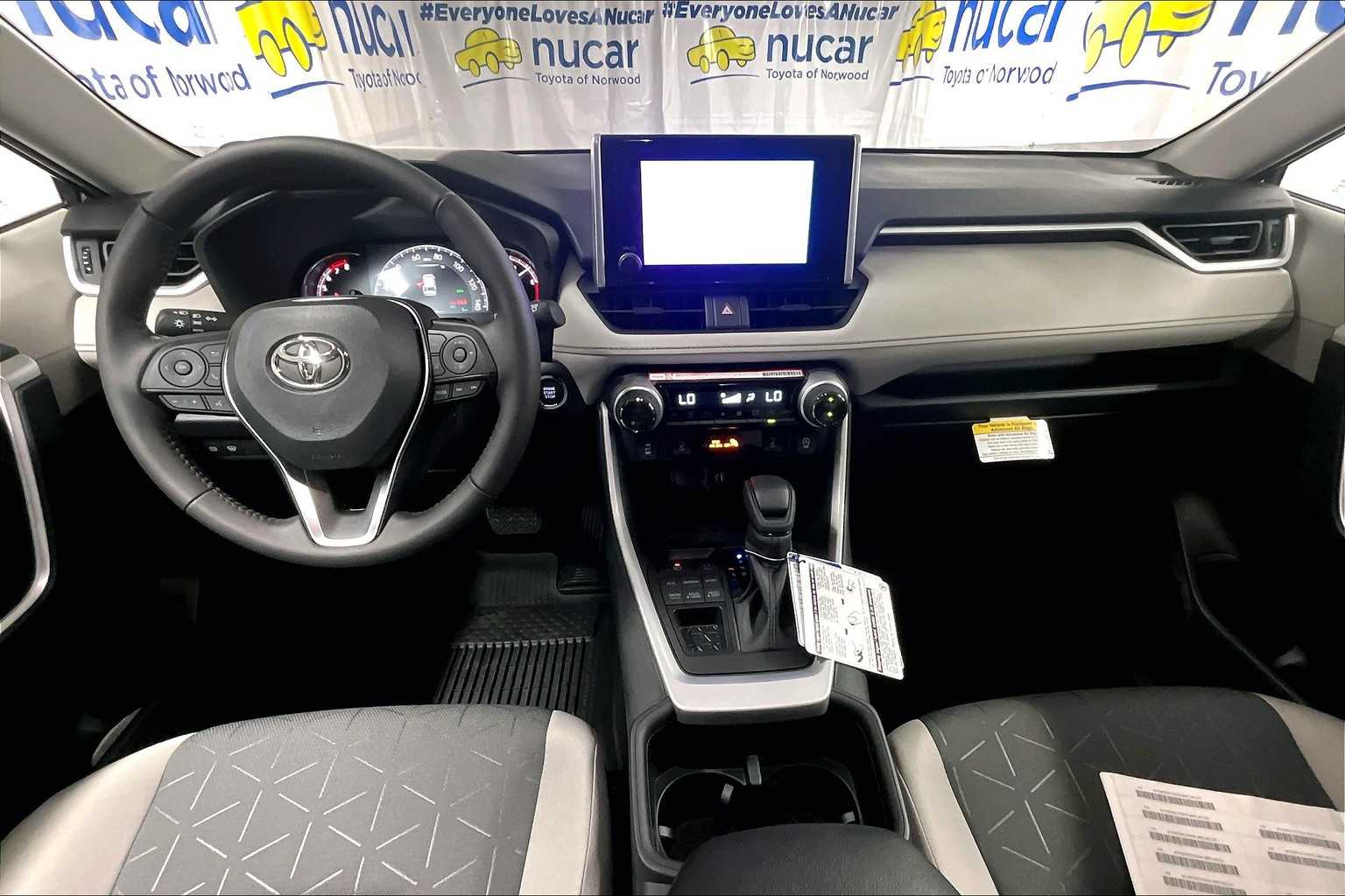 2025 Toyota RAV4 XLE - Photo 12