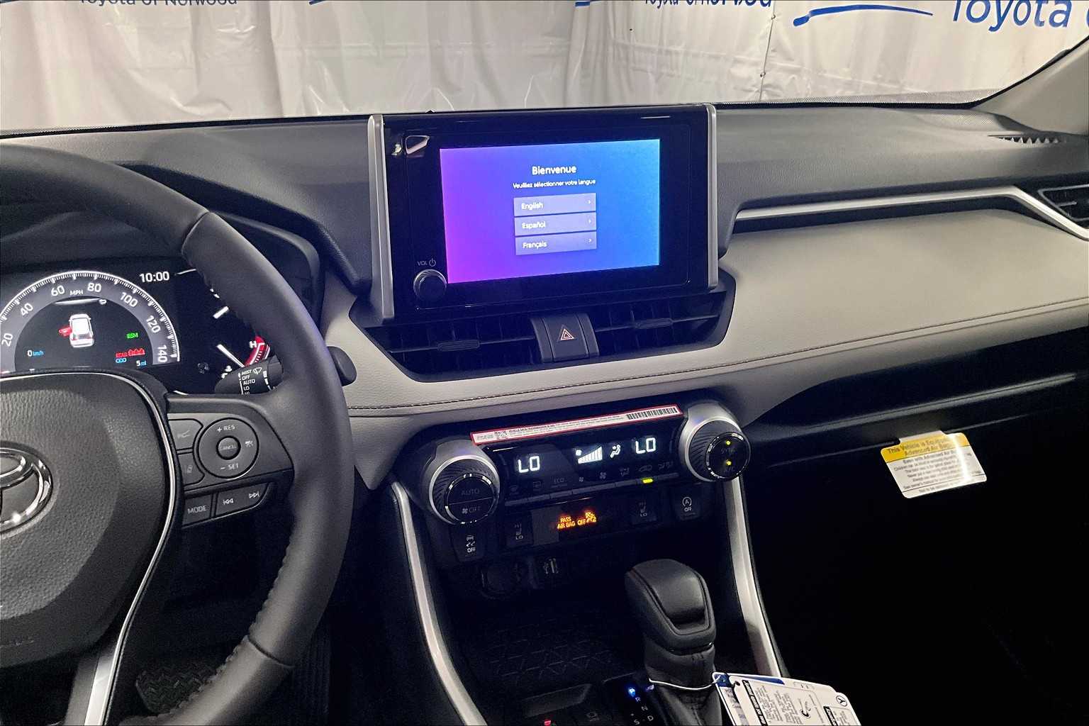2025 Toyota RAV4 XLE - Photo 13