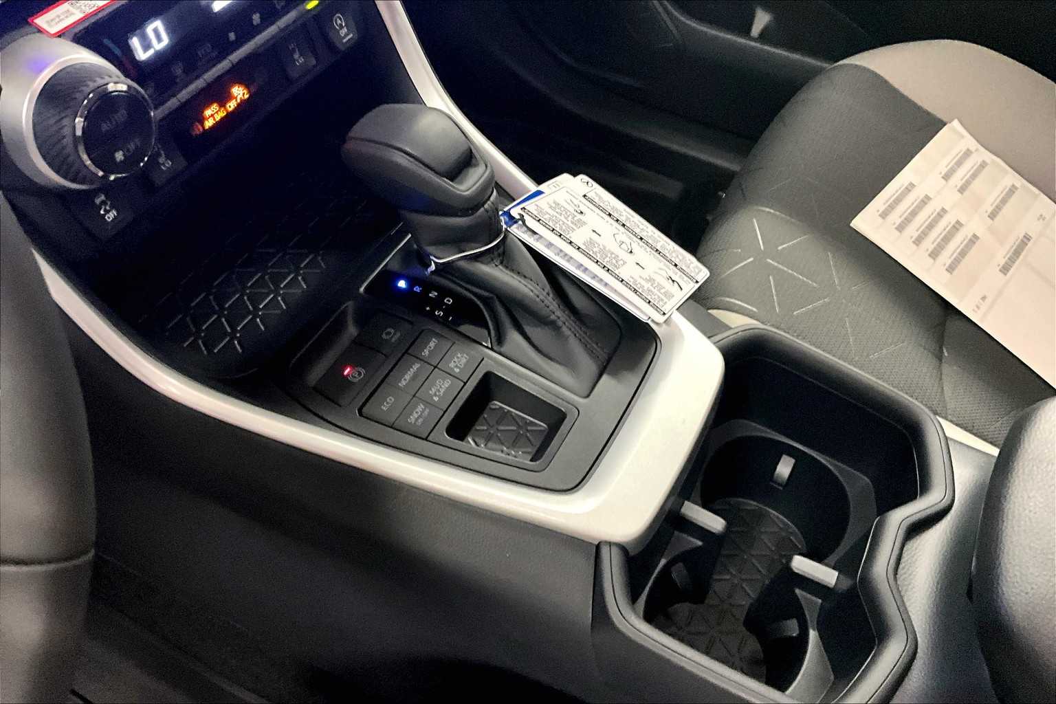 2025 Toyota RAV4 XLE - Photo 14
