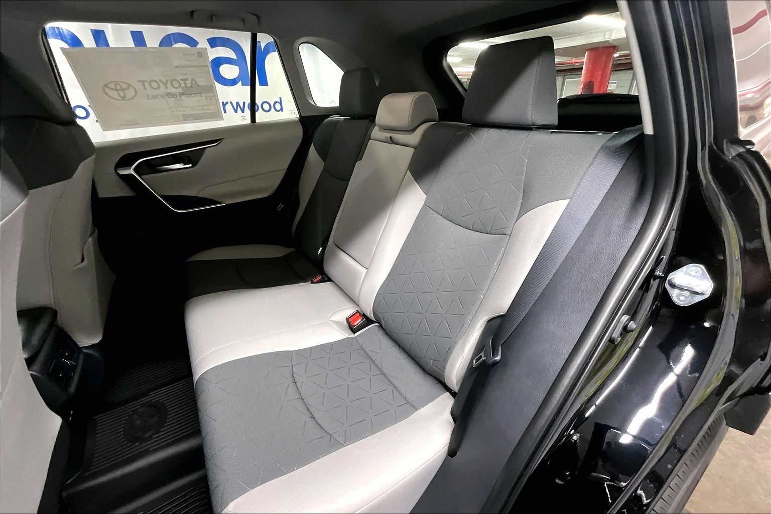 2025 Toyota RAV4 XLE - Photo 15