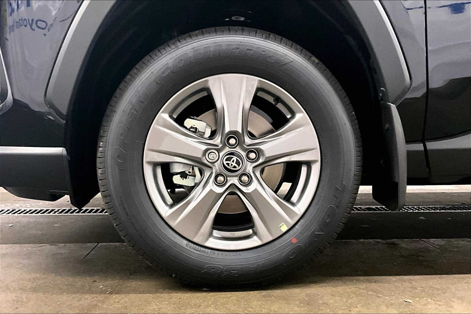 2025 Toyota RAV4 XLE - Photo 8