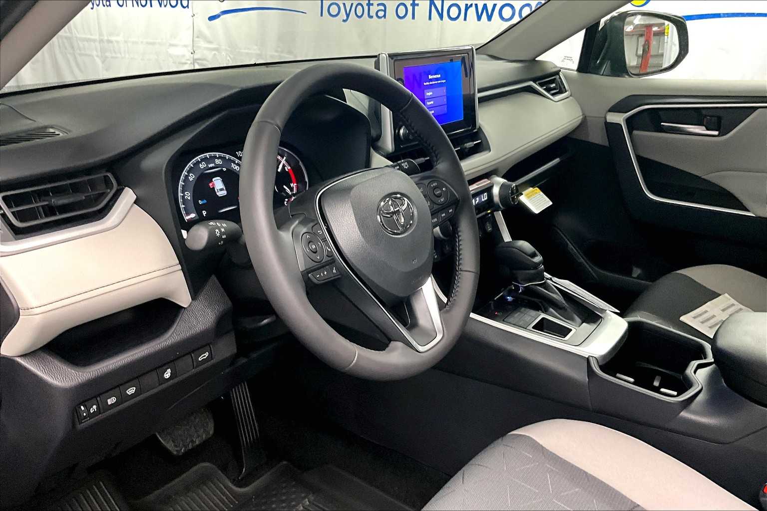 2025 Toyota RAV4 XLE - Photo 9
