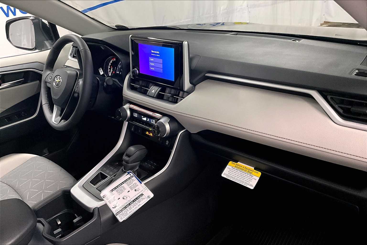 2025 Toyota RAV4 XLE - Photo 10