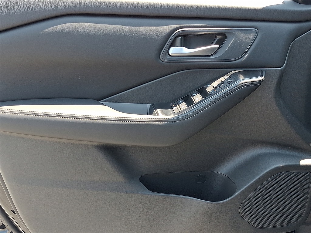 2025 Nissan Rogue SV - Photo 8
