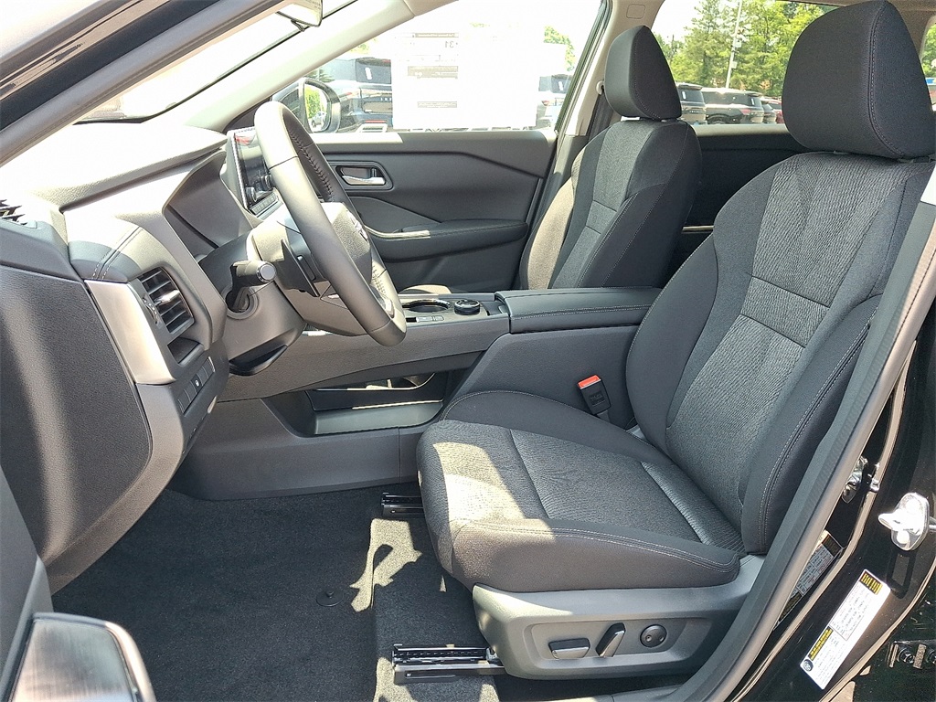 2025 Nissan Rogue SV - Photo 9