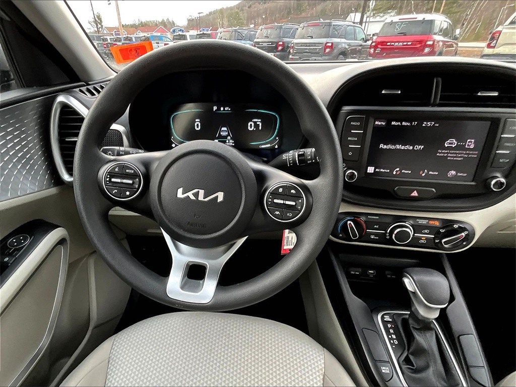 2023 Kia Soul LX - Photo 17