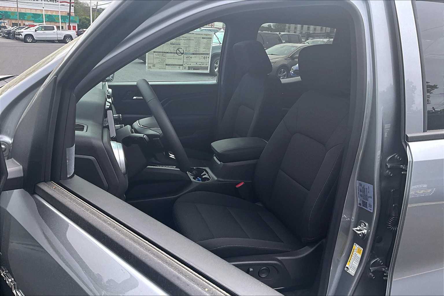 2025 Chevrolet Colorado 4WD LT - Photo 11