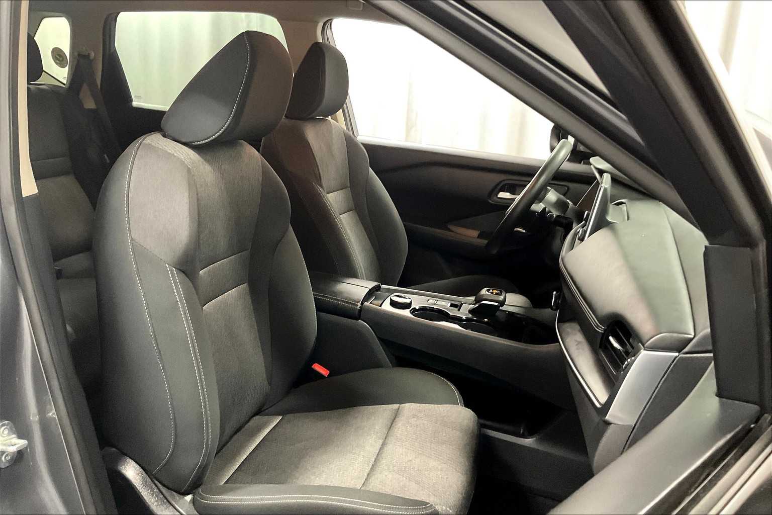 2024 Nissan Rogue SV - Photo 11