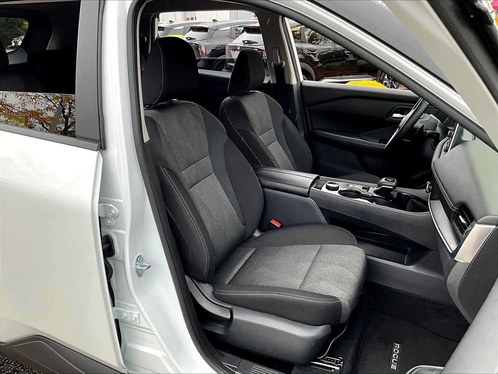 2025 Nissan Rogue SV - Photo 11