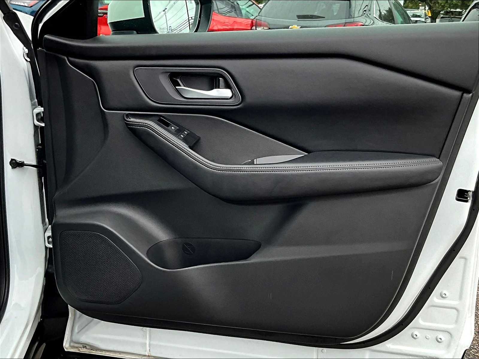 2025 Nissan Rogue SV - Photo 12