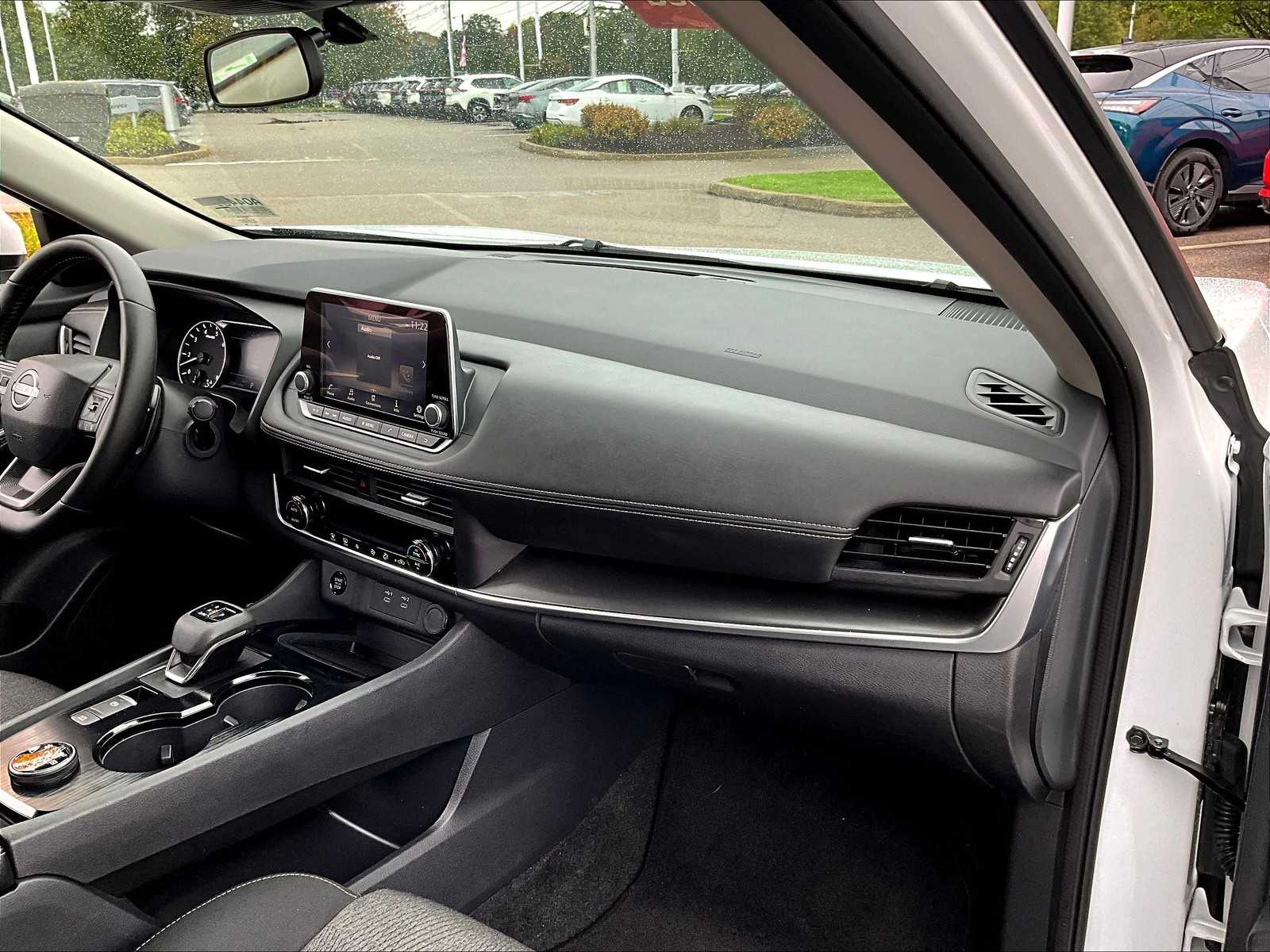 2025 Nissan Rogue SV - Photo 13