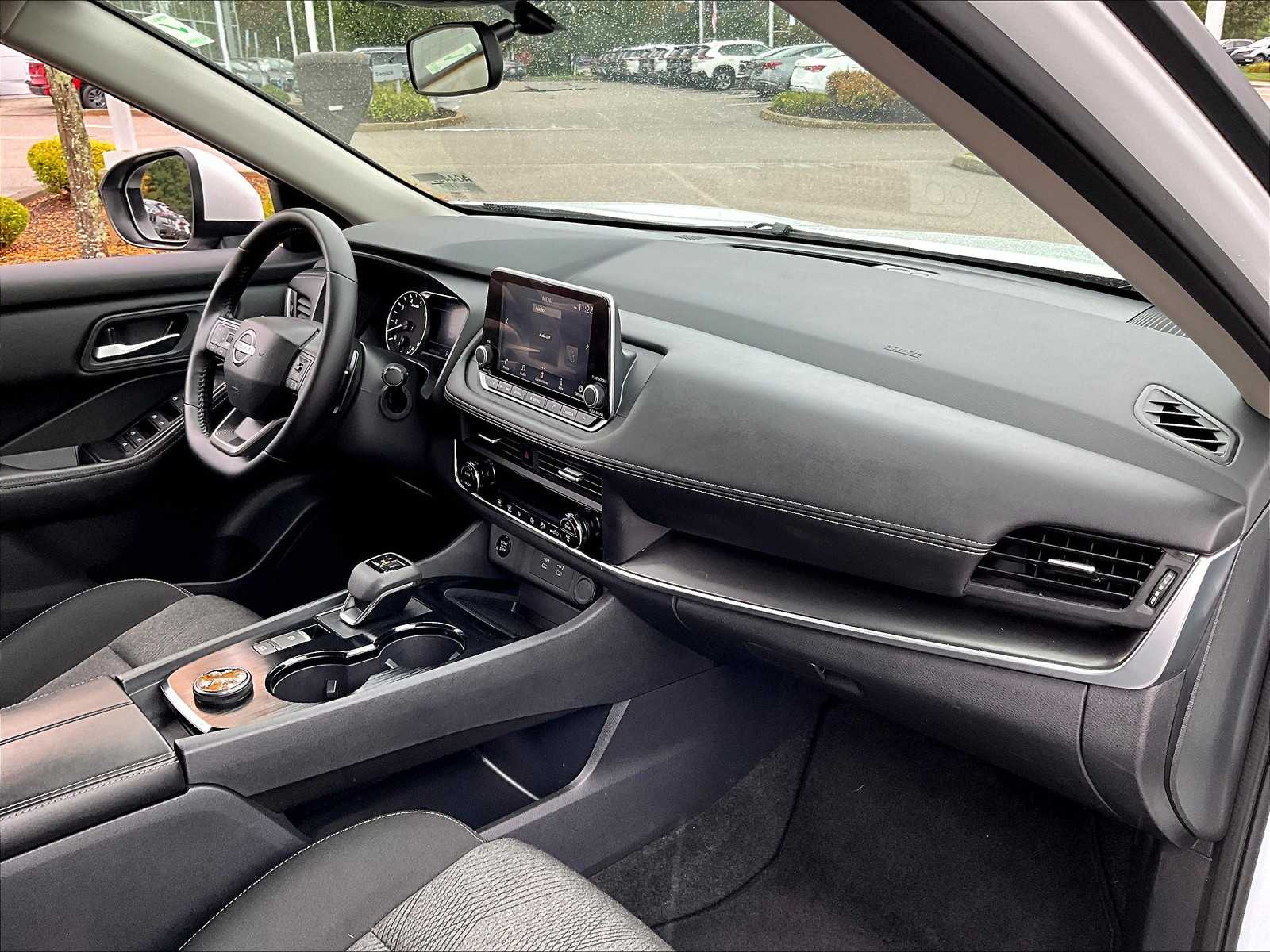 2025 Nissan Rogue SV - Photo 14