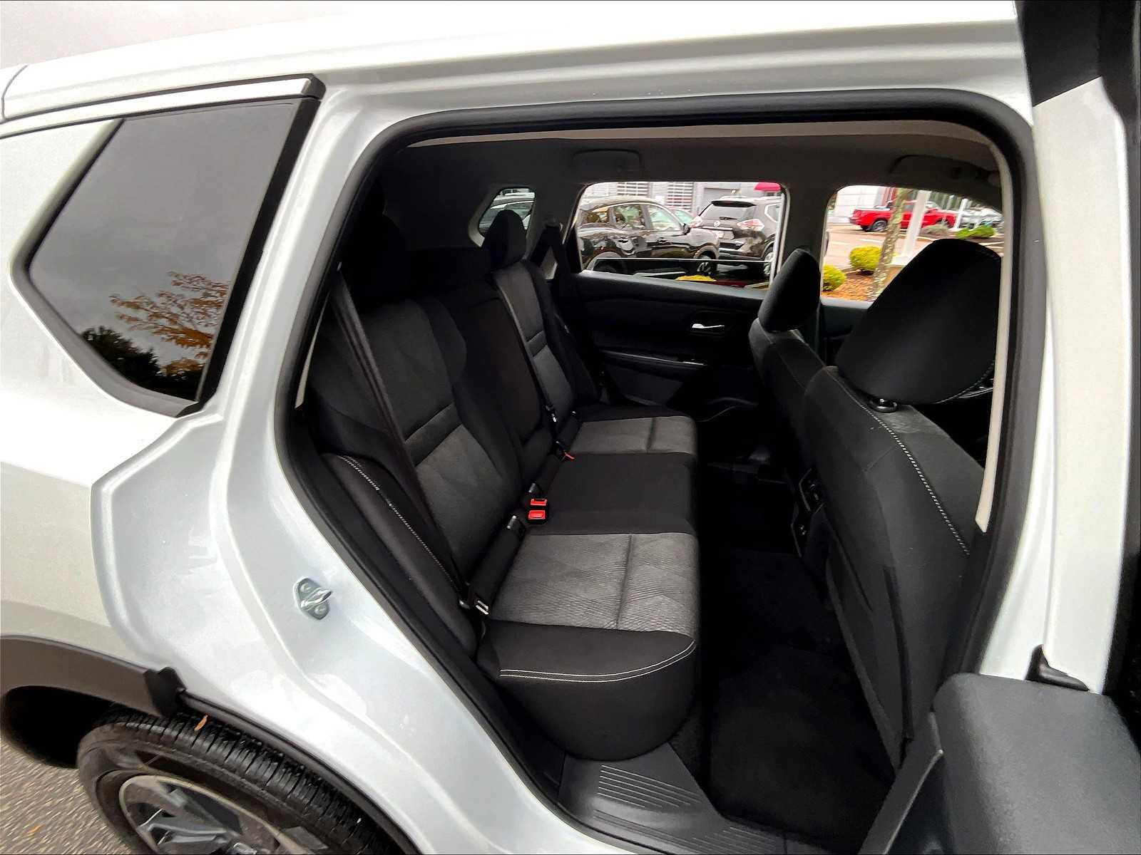 2025 Nissan Rogue SV - Photo 16