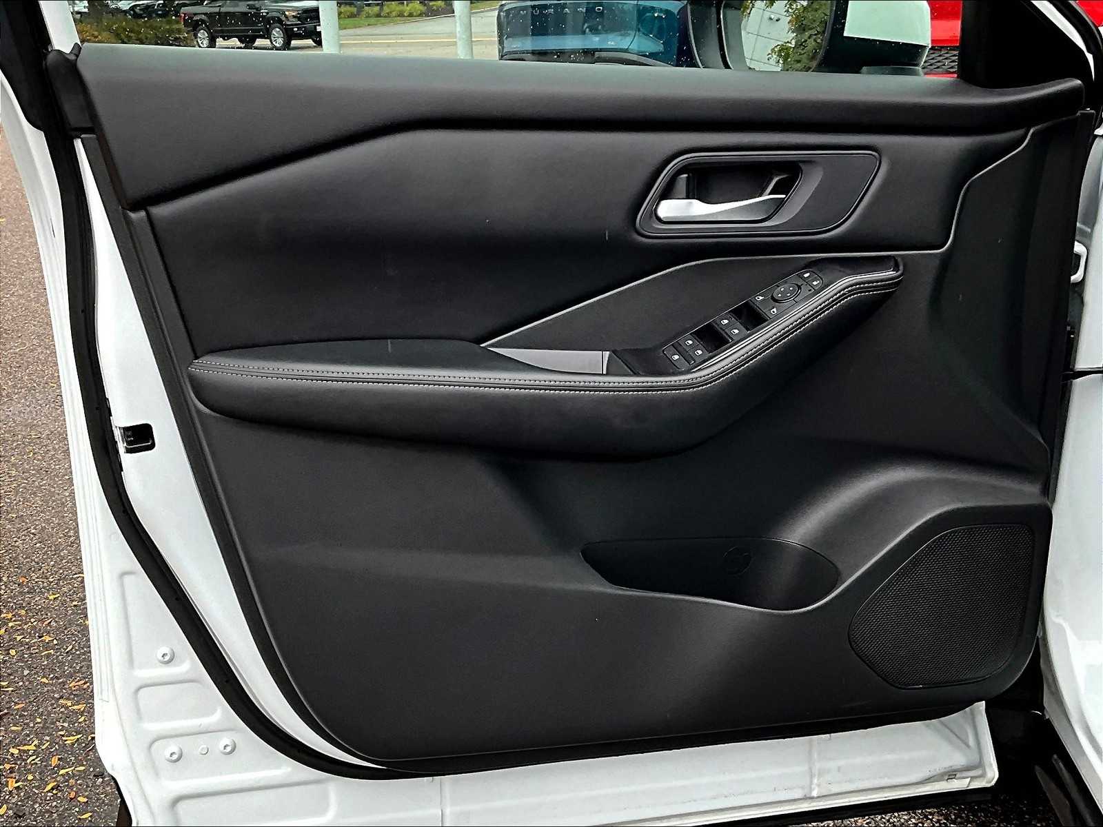 2025 Nissan Rogue SV - Photo 9