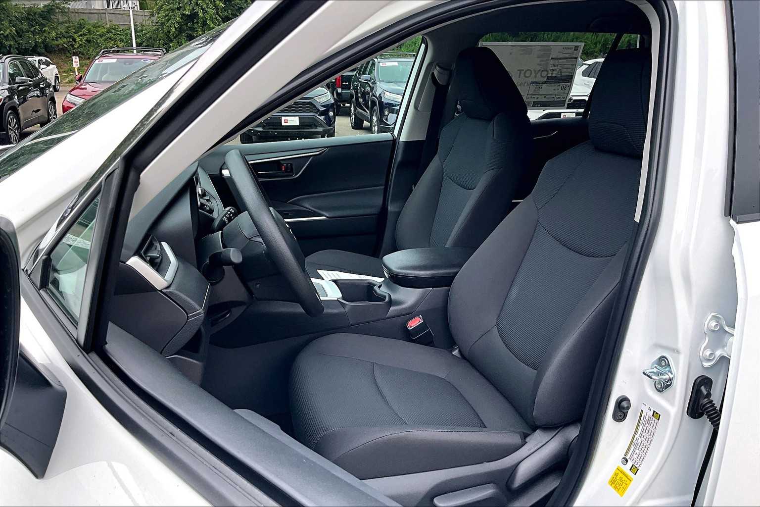 2025 Toyota RAV4 LE - Photo 11
