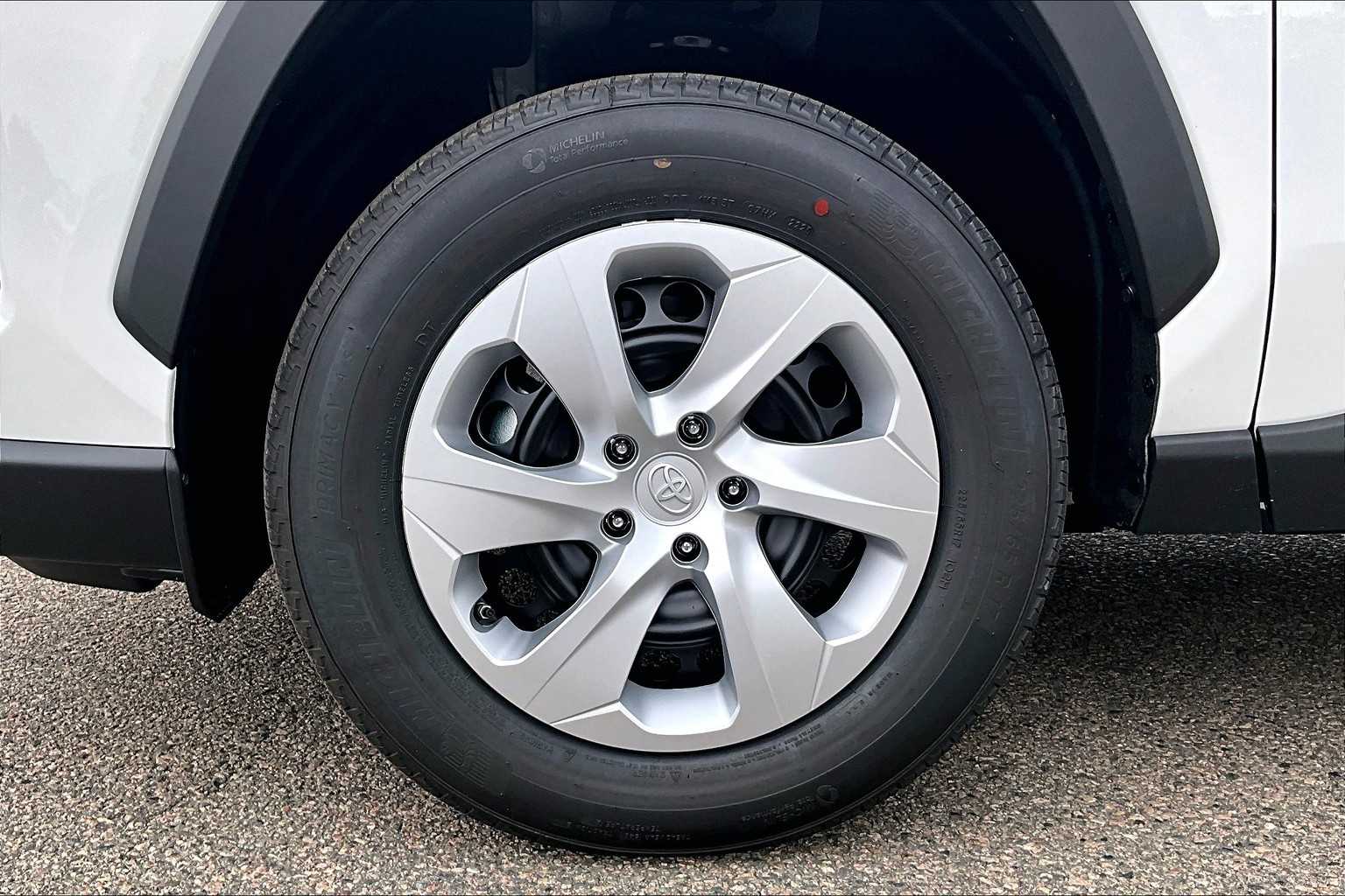 2025 Toyota RAV4 LE - Photo 8