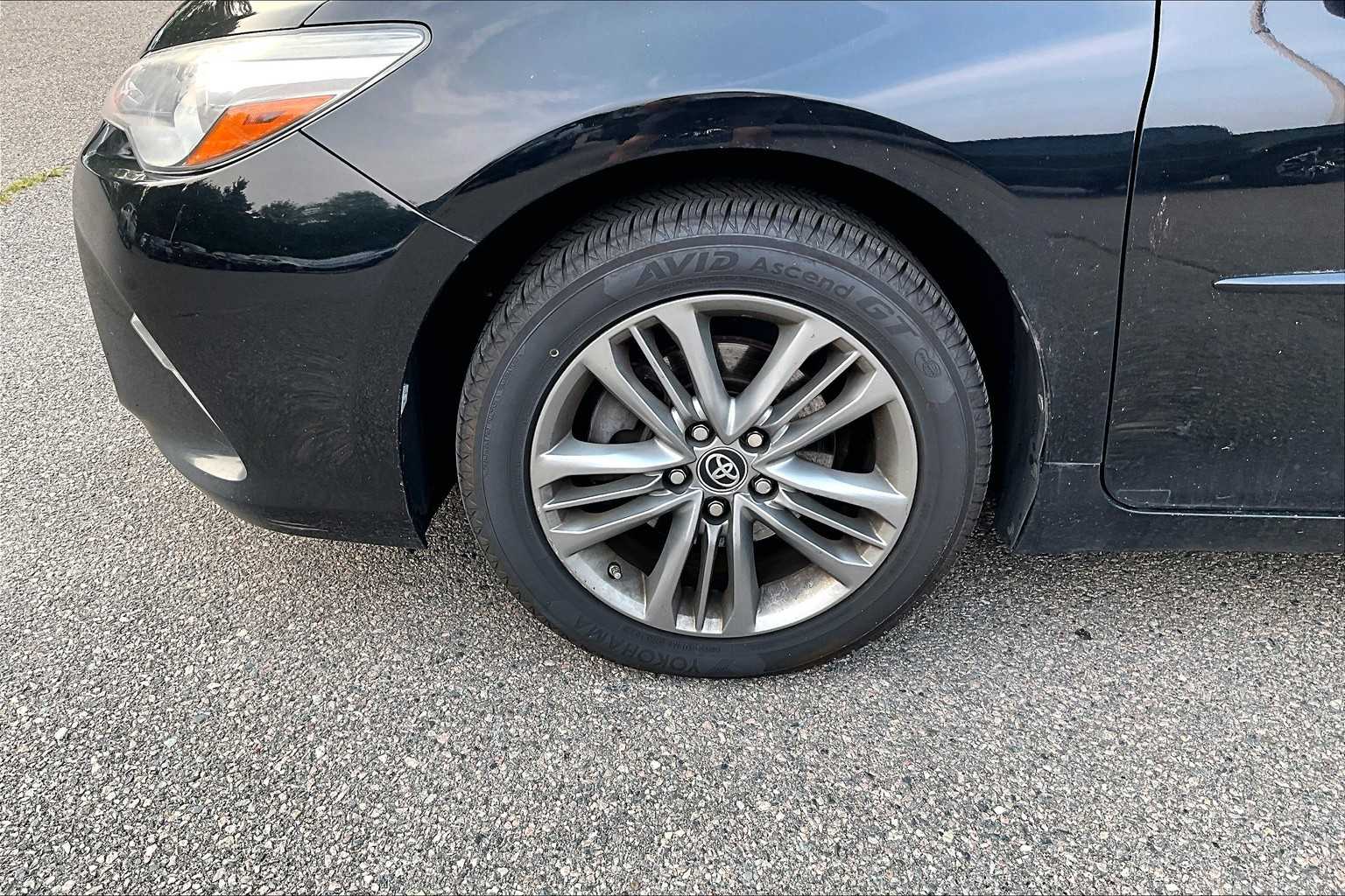 2017 Toyota Camry SE - Photo 4