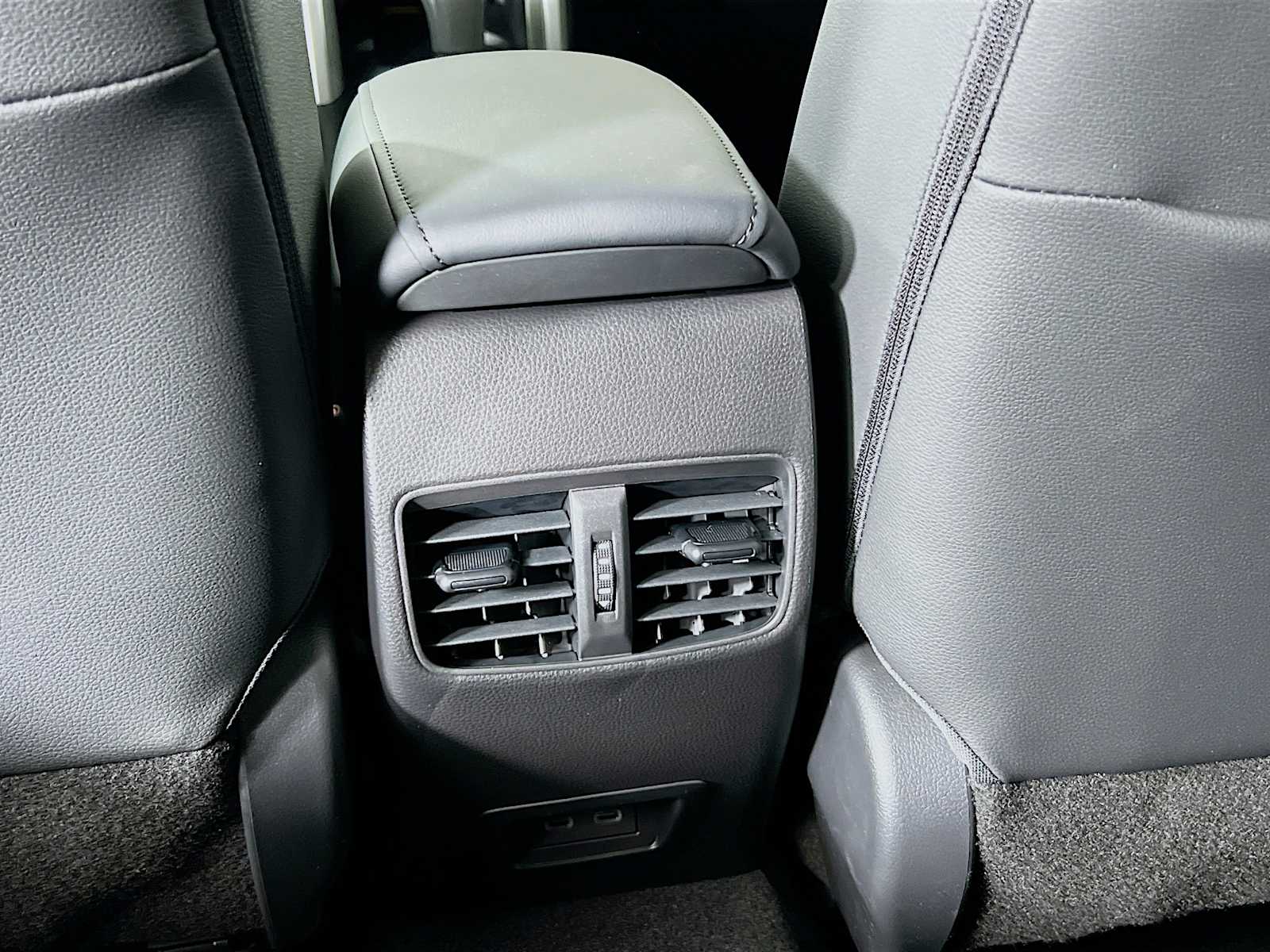 2025 Toyota Corolla Cross XLE - Photo 14