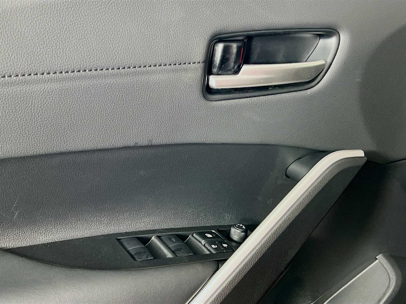 2025 Toyota Corolla Cross XLE - Photo 16