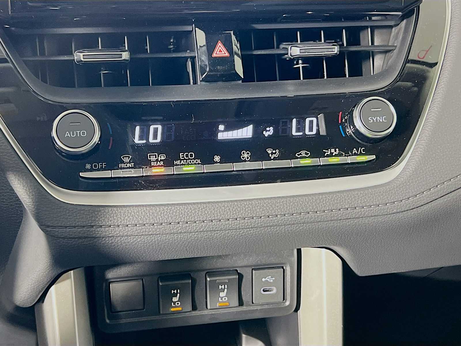 2025 Toyota Corolla Cross XLE - Photo 10