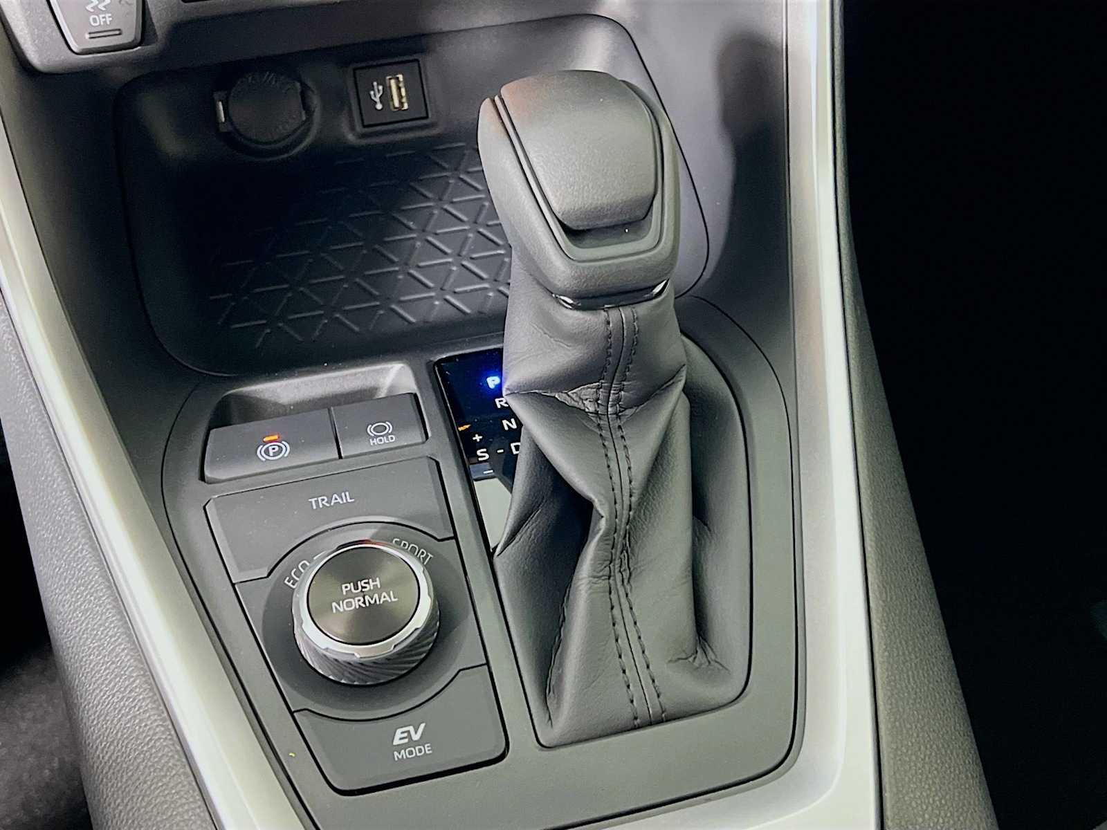 2025 Toyota RAV4 Hybrid LE - Photo 11