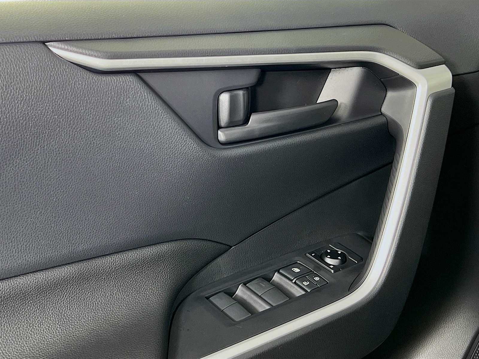 2025 Toyota RAV4 Hybrid LE - Photo 16