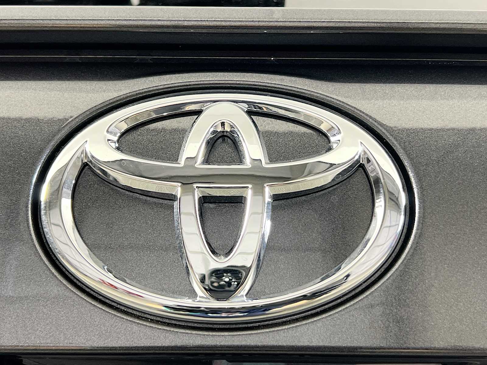 2025 Toyota RAV4 Hybrid LE - Photo 18